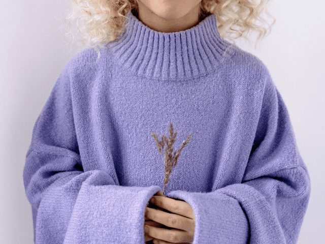 紫色のセーター